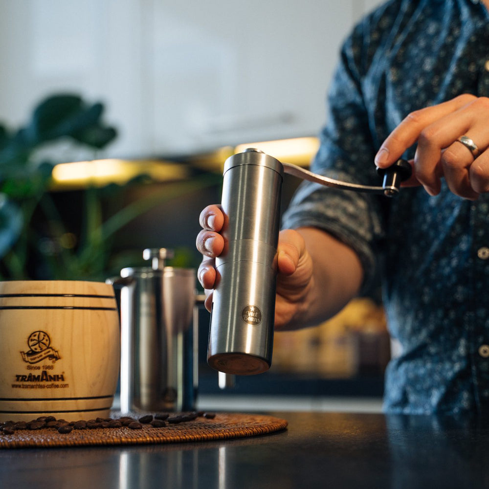 Kaffeemühle mit hochwertigem Keramikmahlwerk – Manuelle Handmühle aus poliertem Edelstahl