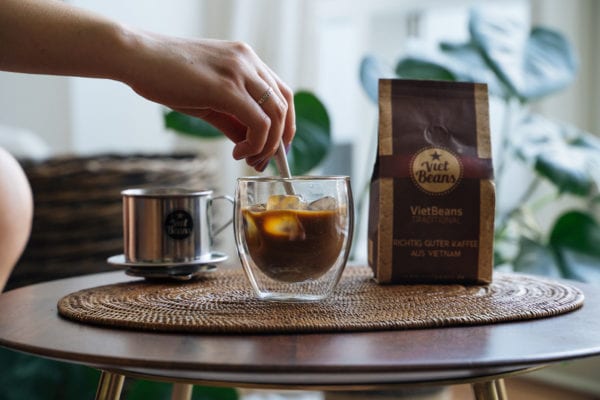 Eiskaffee Zubereitung Rühren Kaffeetasse VietBeans