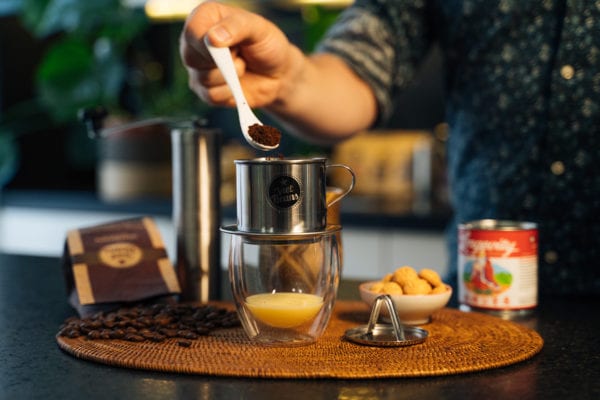 Vietnamesischer Kaffee Zubereitung 3-4 gehäufte Teelöffel Kaffee einfüllen